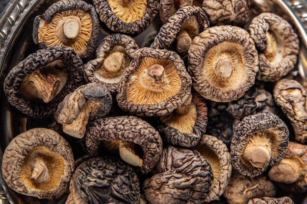 Shiitake setas secas aperitivo comida comida bocadillo en la mesa copia espacio comida fondo rústico vista de arriba dieta ceto o paleo comida vegetariana vegana