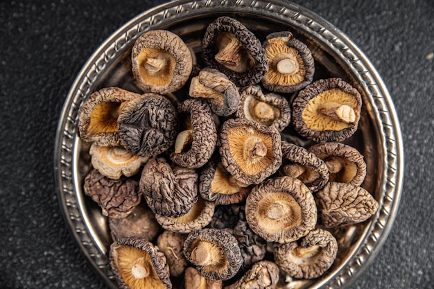 Shiitake setas secas aperitivo comida comida bocadillo en la mesa copia espacio comida fondo rústico vista de arriba dieta ceto o paleo comida vegetariana vegana