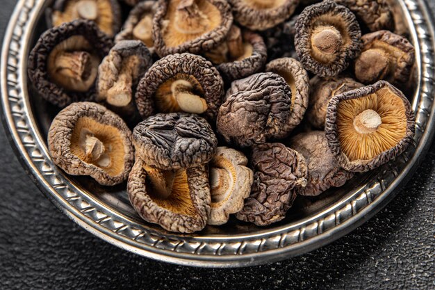 Shiitake setas secas aperitivo comida comida bocadillo en la mesa copia espacio comida fondo rústico vista de arriba dieta ceto o paleo comida vegetariana vegana