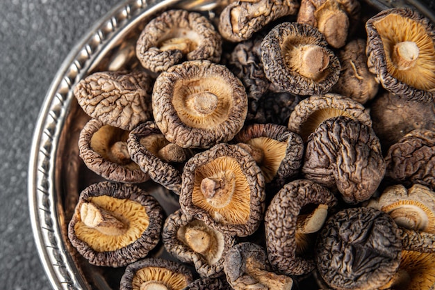 Shiitake setas secas aperitivo comida comida bocadillo en la mesa copia espacio comida fondo rústico vista de arriba dieta ceto o paleo comida vegetariana vegana