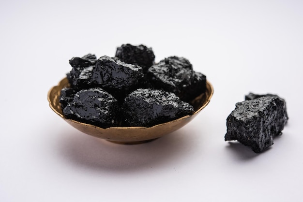 Shilajit ist eine ayurvedische Medizin, die hauptsächlich in den Felsen des Himalaya vorkommt. selektiver Fokus