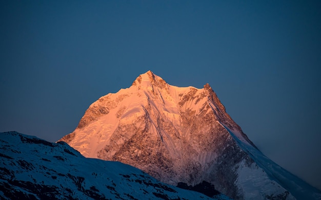 Shining Mount Mansalu Range View während des Sonnenuntergangs in Gorkha, Nepal.