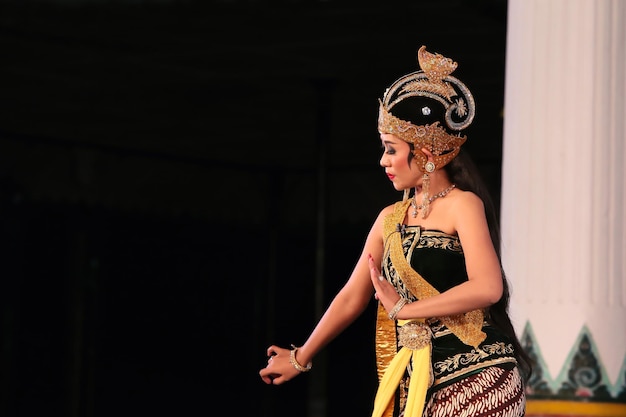 Foto shinta, um personagem da história clássica javanesa que simboliza a mulher, dança de devoção pura realizada no palácio dos sultões de yogyakarta, 9 de setembro de 2022