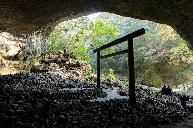 Shinto-Schrein Torii in der Höhle