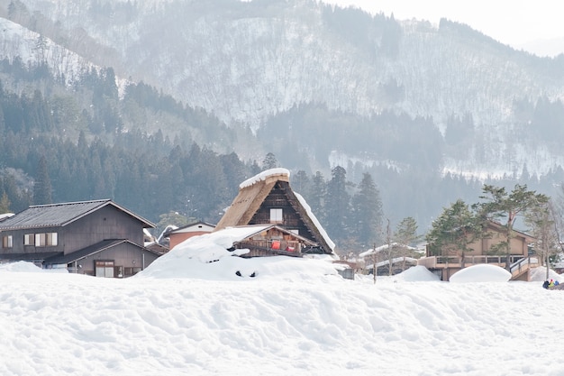 Shirakawago, Japón histórico pueblo de invierno.