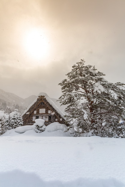 Shirakawago mit Sun Snow