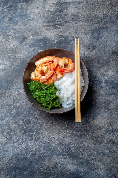 Foto shirataki macarrão camarões e algas chuka tigela saudável baixo teor de carboidratos baixo teor de calorias almoço