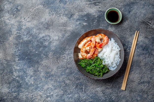 Shirataki-Nudeln, Garnelen und Algen-Chuka-Bowl, gesund, kohlenhydratarm, kalorienarm, Lanch