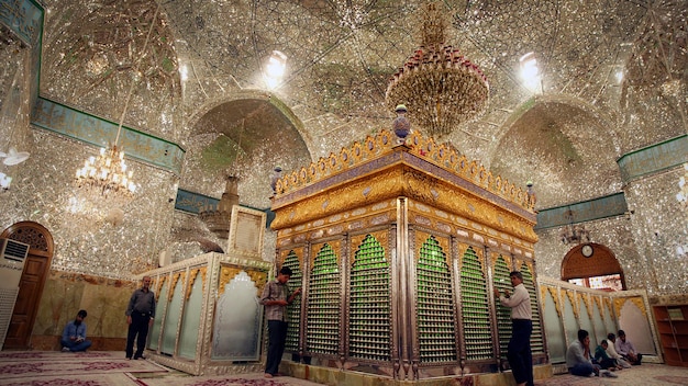 Foto shiraz, iran - 24. dezember 2015: innenraum des shah-e-cheragh-schrein und mausoleum (spiegelmoschee) in shiraz, iran