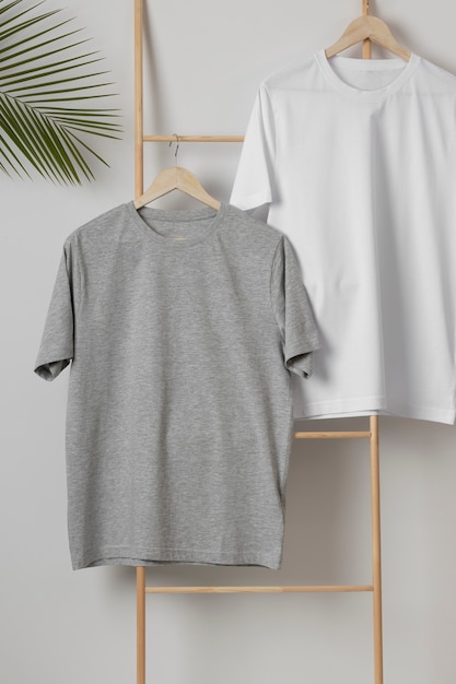 Shirt-Mockup-Konzept mit schlichter Kleidung