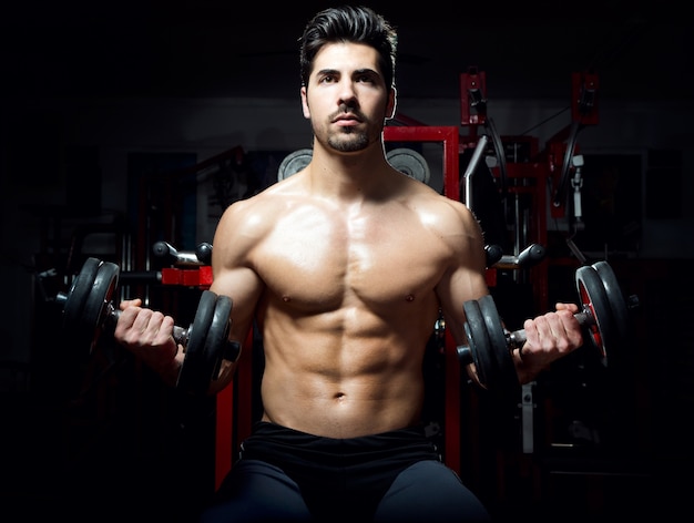 Shirtless Starke anhebende Dumbbells