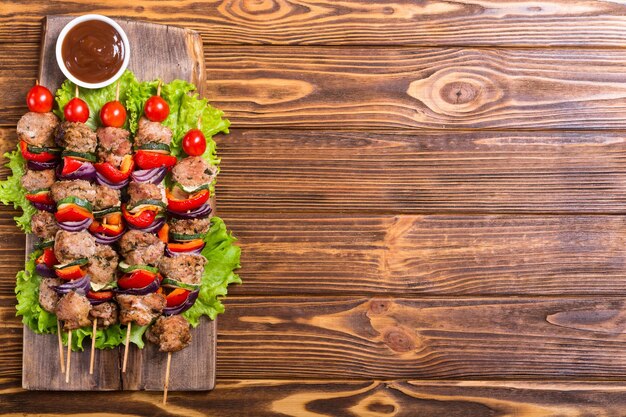 Foto shish de porco grelhado ou kebab em espetos com legumes shashlik de fundo alimentar