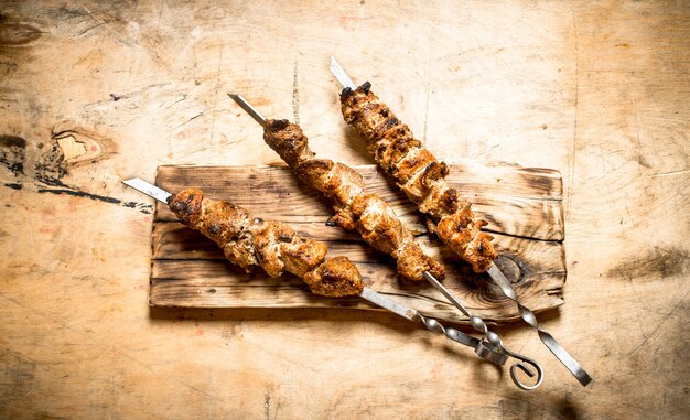 Shish kebab en brochetas.