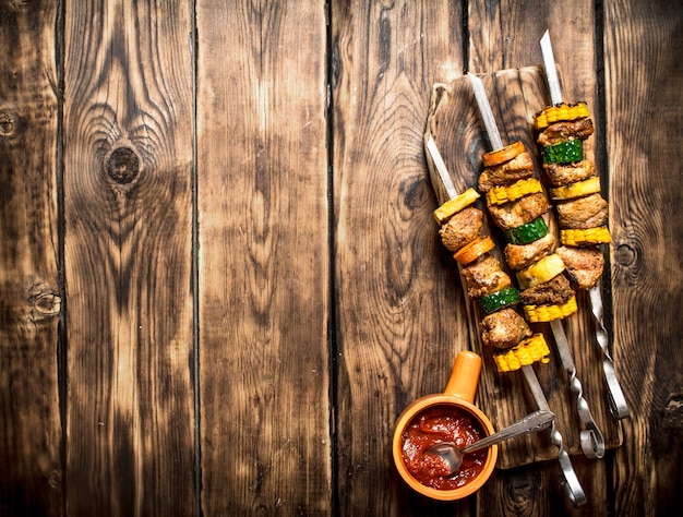 Shish kebab de carne y verduras con salsa.