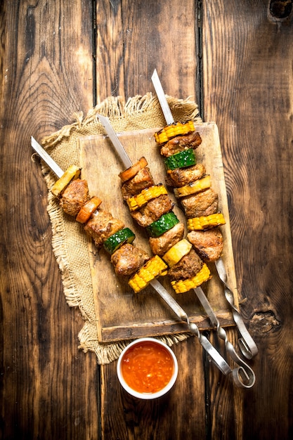 Shish kebab de carne y verduras con salsa.