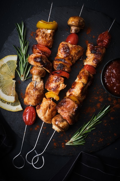 Shish kebab con champiñones, tomate cherry y pimiento dulce