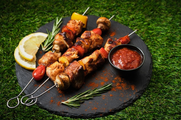 Shish kebab con champiñones, tomate cherry y pimiento dulce