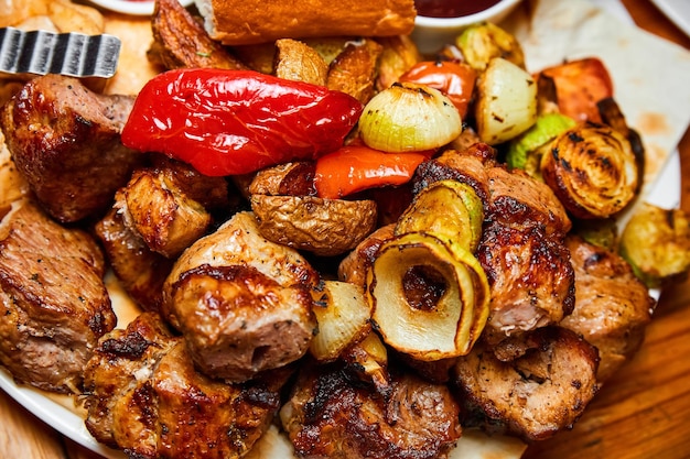 Shish kebab com molho de legumes grelhados