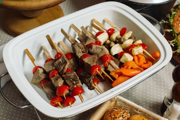 Shish Kebab de carne para churrasco com legumes