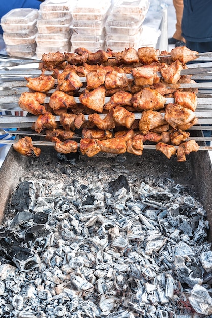 Shish kebab é cozido em uma grelha com carvão queimado Comida de rua festiva