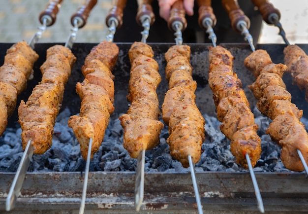 Shish kebab é preparado em uma grelha a carvão