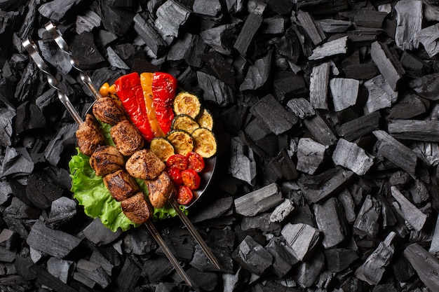 Foto shish kebab em espetos e vegetais grelhados