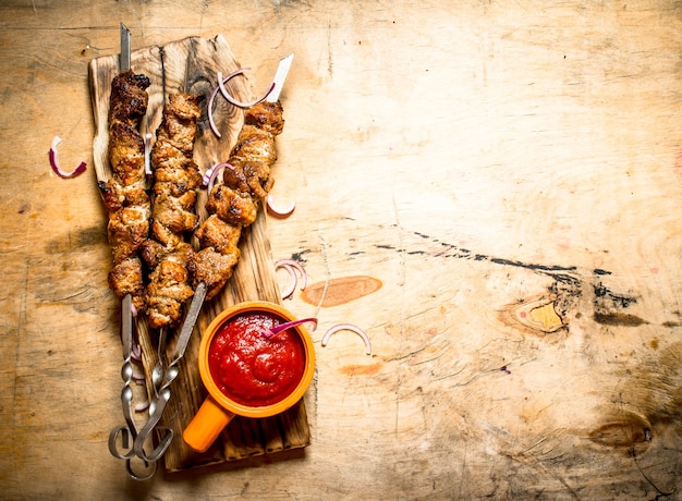 Shish kebab Em espetos.