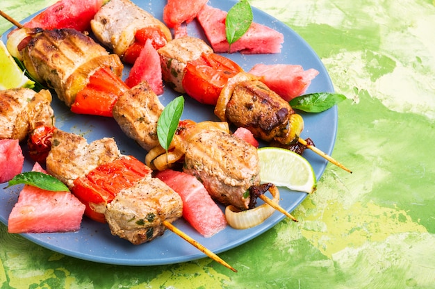 Shish kebab con guarnición de sandia