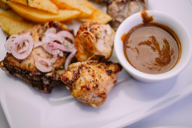 shish kebab y patatas fritas Carne a la plancha con salsas cebolla y patatas fritas patatas fritas