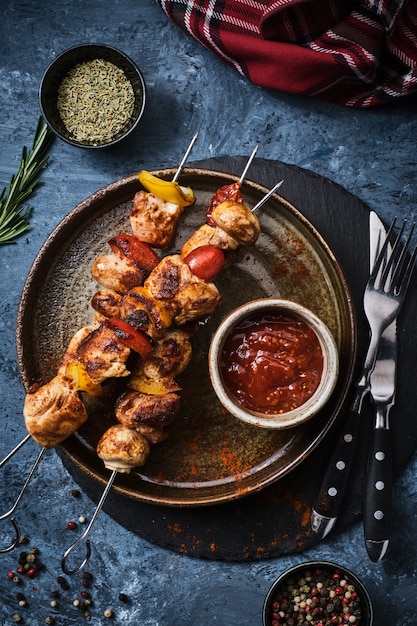 Shish kebab de pollo con champiñones, tomate cherry y pimiento dulce