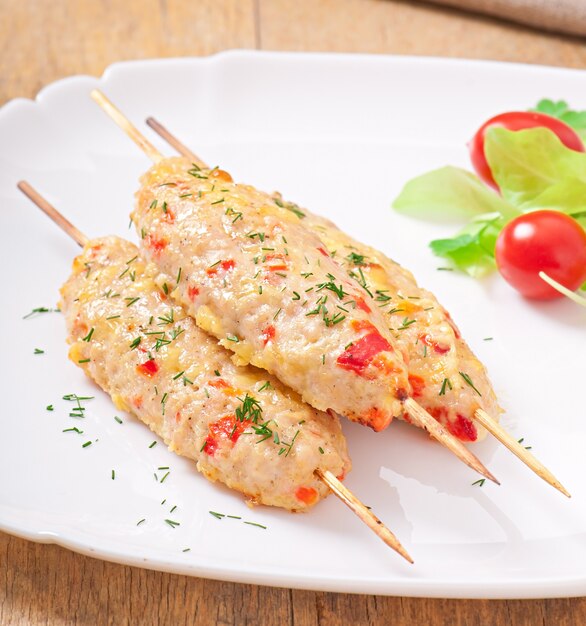 shish kebab de pollo con pimientos y queso