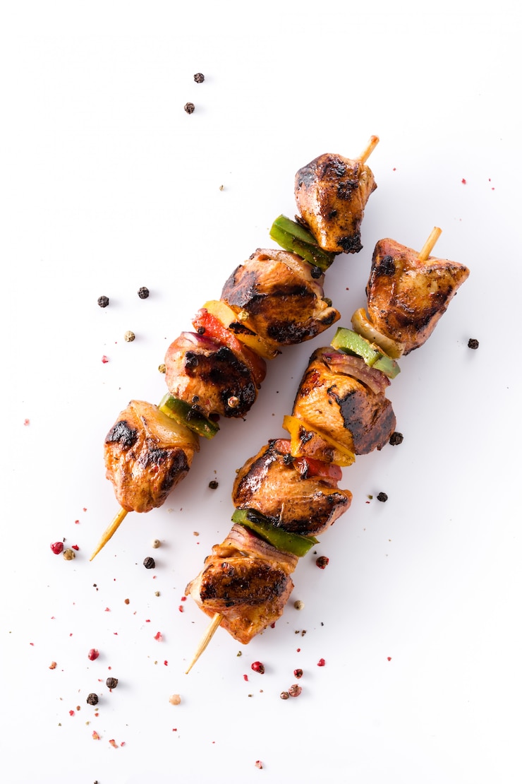 Foto shish kebab de pollo con verduras aislado vista superior
