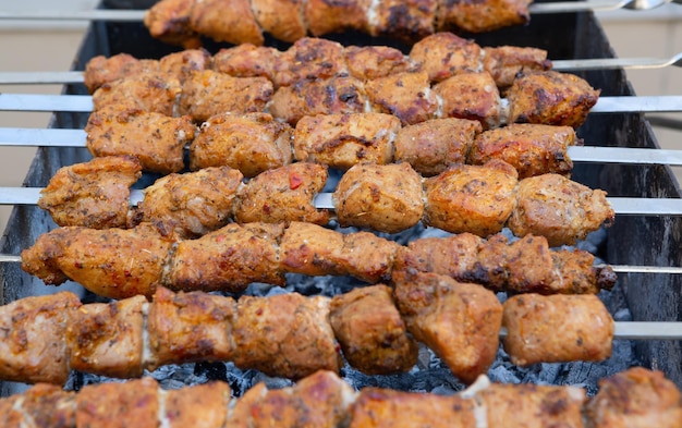 El shish kebab se prepara en una parrilla de carbón