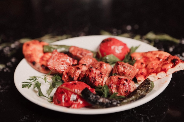 Shish kebab con verduras fritas