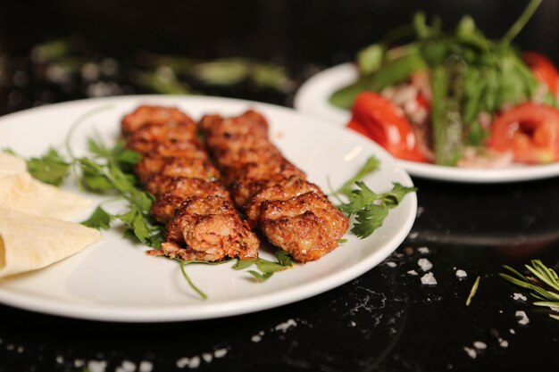 Shish kebab con verduras fritas