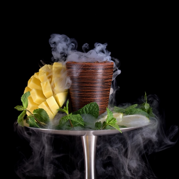 Shisha Bowl mit Tabak auf schwarzem Hintergrund mit Mango-Limetten-Minze