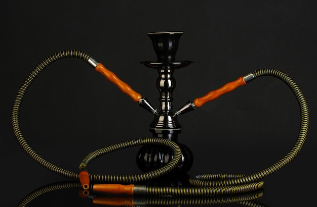 Shisha isoliert auf schwarzem Hintergrund