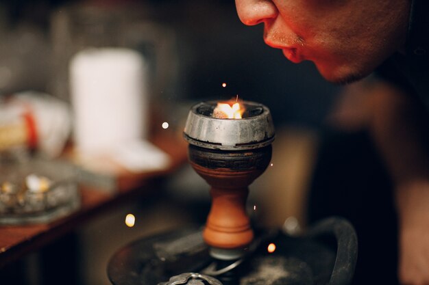 Shisha narguilé carvão quente e tabaco para fumar e lazer.