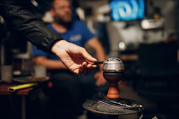 Shisha narguilé carvão quente e tabaco para fumar e lazer.