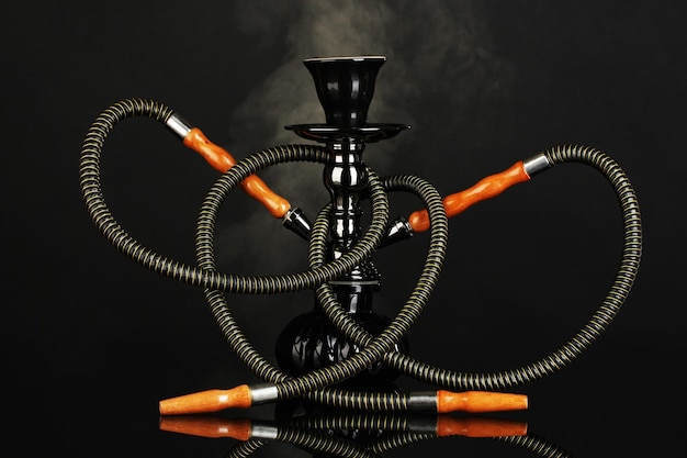 Shisha-Rauch auf schwarzem Hintergrund