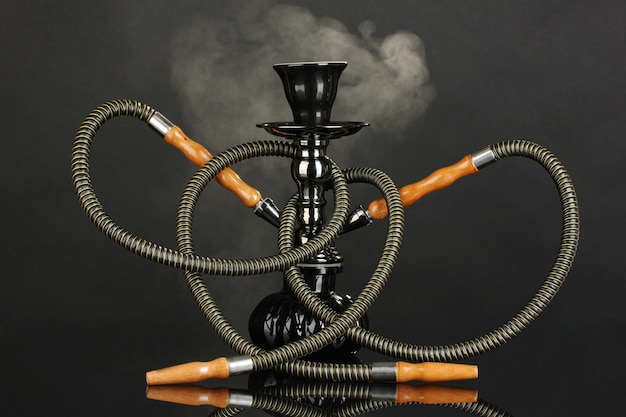 Shisha-Rauch auf schwarzem Hintergrund