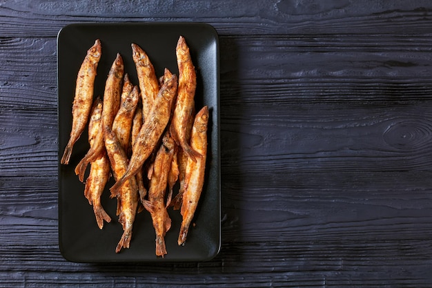 Shishamo de capelim frito crocante em uma travessa