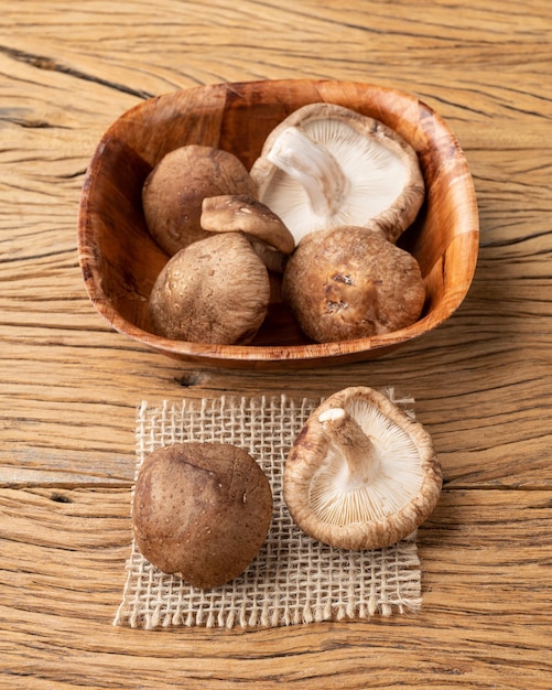 Shitake-Pilze in einer Schüssel über Holztisch