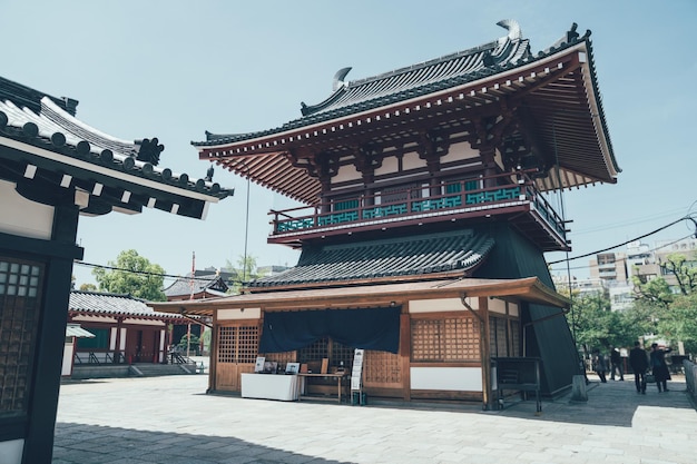 Shitennoji-Tempel unter blauem Himmel an einem sonnigen Tag. berühmte attraktion buddhistischer shinto in osaka japan. Holzgebäude im japanischen Stil Haus Menschen zu Fuß im Freien in der traditionellen Religion Shinto.