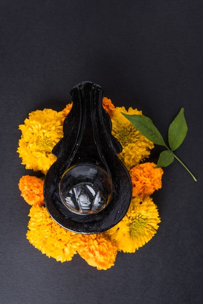 Foto shiva linga decorado com flores e bel patra ou folha e haldi kumkum para pooja ou adoração ao senhor shiva ou shankar bhagwan