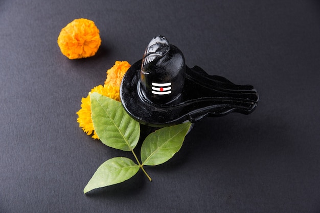 Foto shiva linga decorado com flores e bel patra ou folha e haldi kumkum para pooja ou adoração ao senhor shiva ou shankar bhagwan