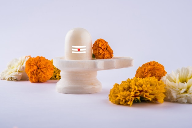 Shiva Linga decorado con flores y bel patra u hoja y haldi kumkum para Pooja o adoración del Señor shiva o Shankar bhagwan