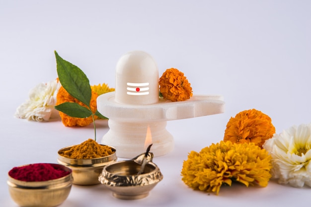 Shiva Linga decorado con flores y bel patra u hoja y haldi kumkum para Pooja o adoración del Señor shiva o Shankar bhagwan