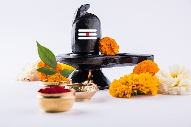 Shiva Linga decorado con flores y bel patra u hoja y haldi kumkum para Pooja o adoración del Señor shiva o Shankar bhagwan