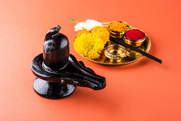 Shiva Linga dekoriert mit Blumen & Bel Patra oder Blatt und Haldi Kumkum für Pooja oder Anbetung von Lord Shiva oder Shankar Bhagwan